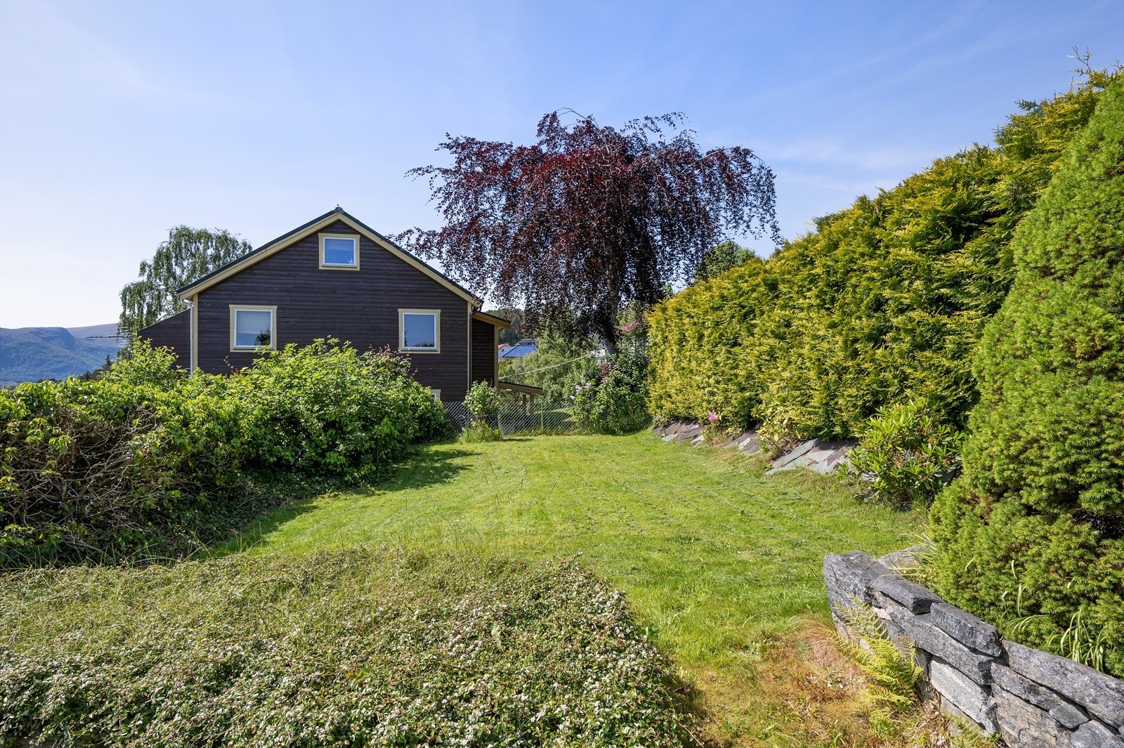 Fra huset og vestover. Tomtens gode størrelse gir godt med luft rundt eiendommen. Galleribilde