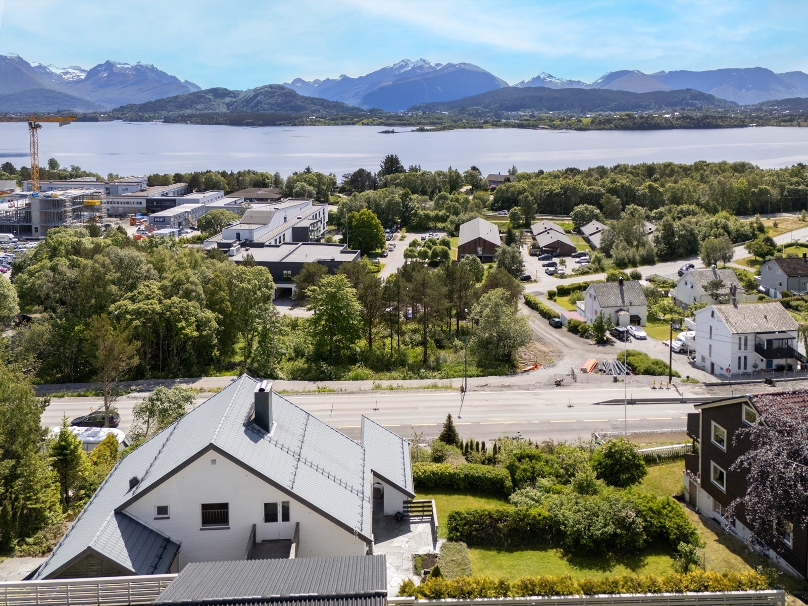 Fra eiendommen har man nydelig utsikt over Borgundfjorden og langt innover Sunnmørsalpene. Galleribilde