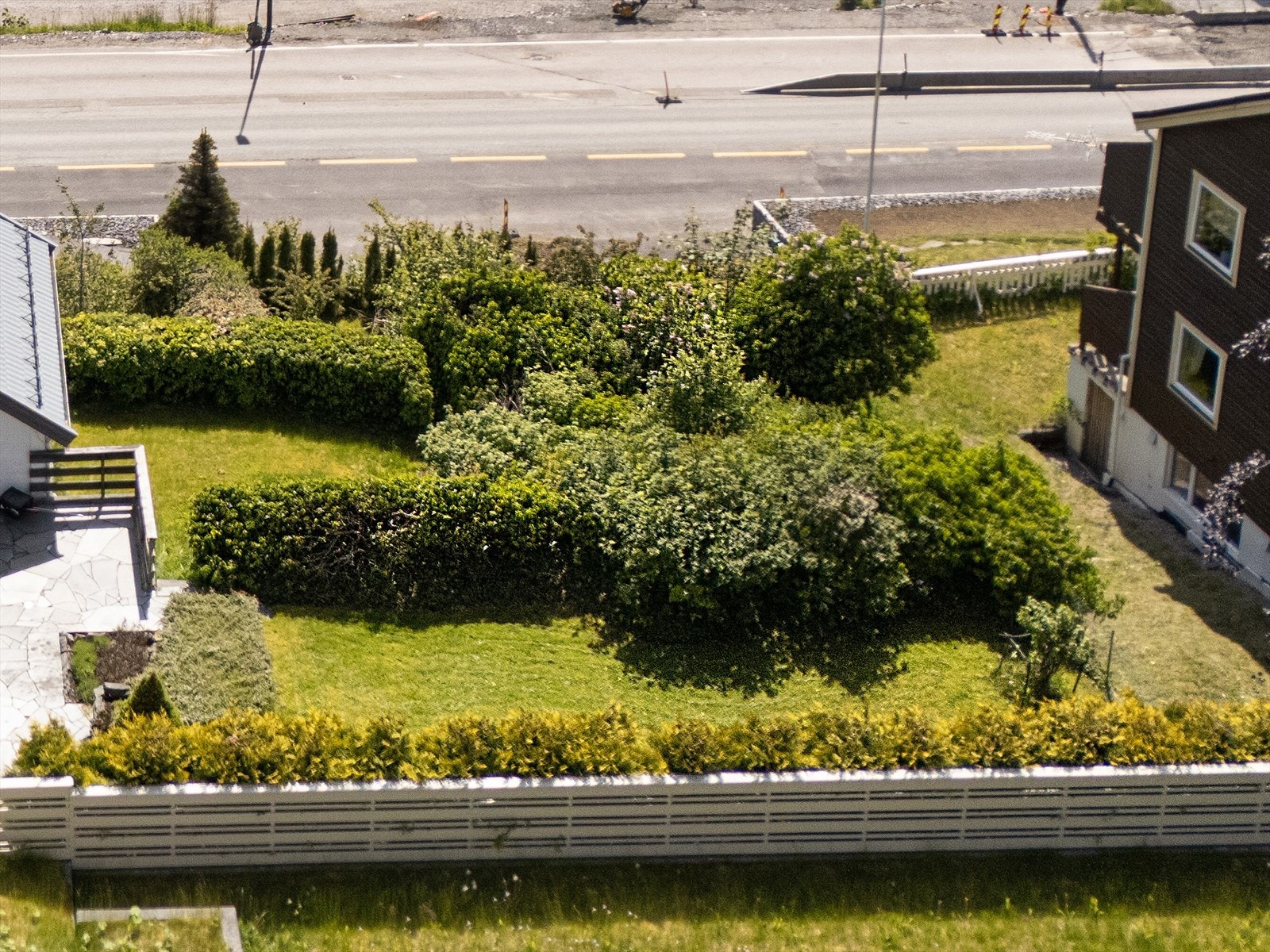 Utsikt fra verandaen nedover tomten. Galleribilde