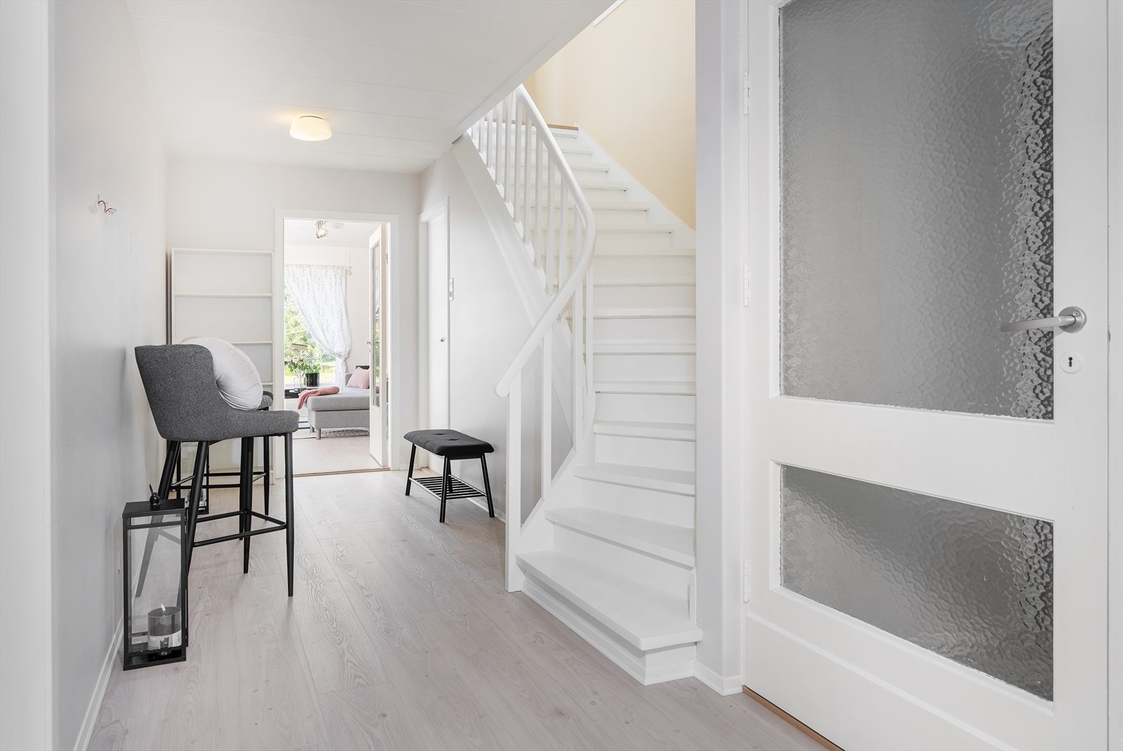 Fra gangen er det trapp opp til loftet. Eiendommens entré ligger til høyre i bildet. Galleribilde