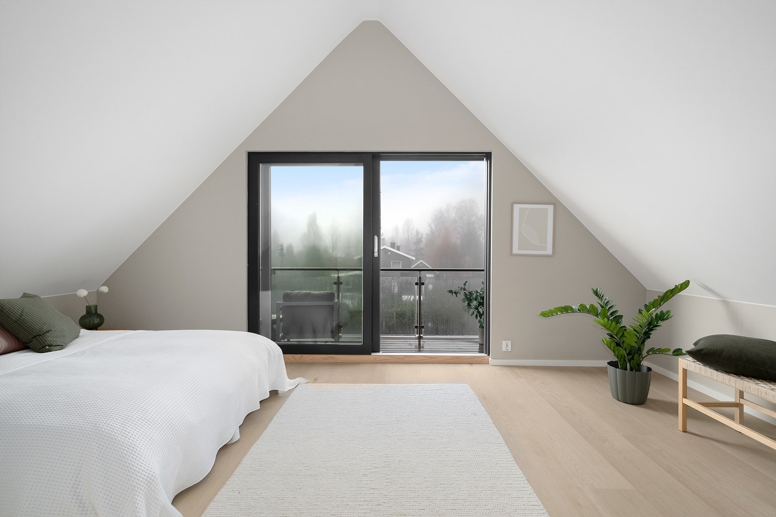 Soverom med skyvedør ut til balkongen. Galleribilde