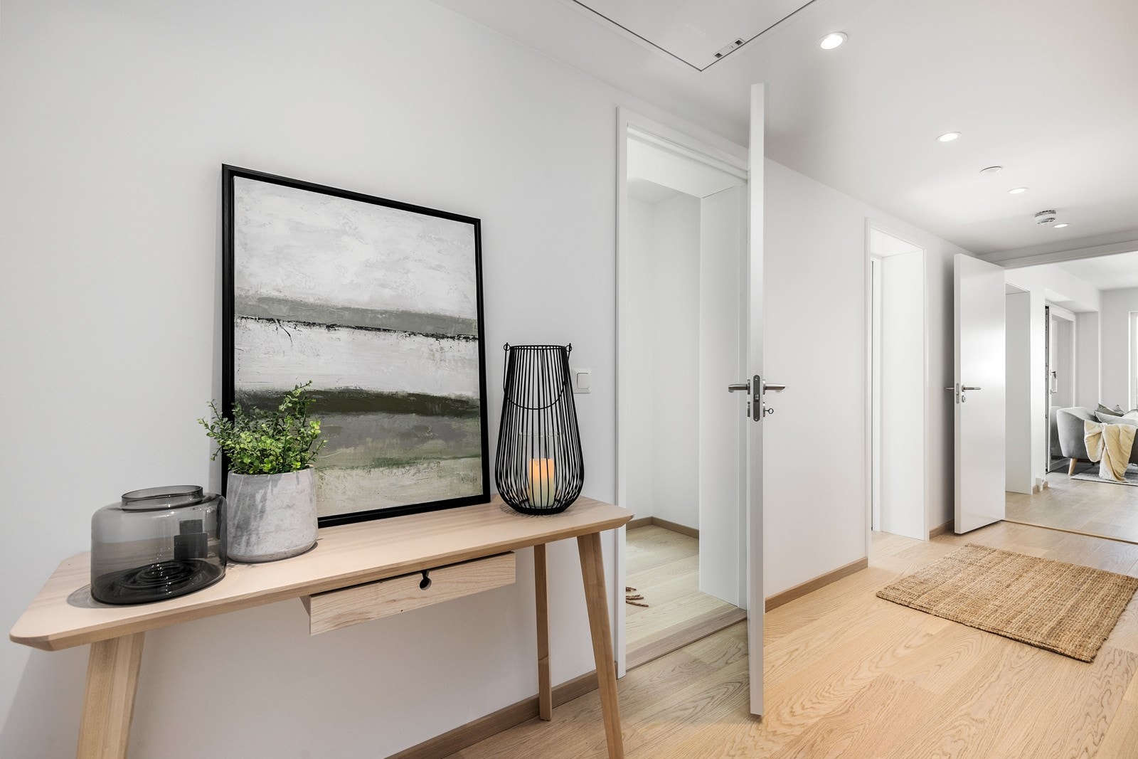 Flott entré/ gang med god avsatt plass til skapinnredning. Bilde fra L707 Galleribilde
