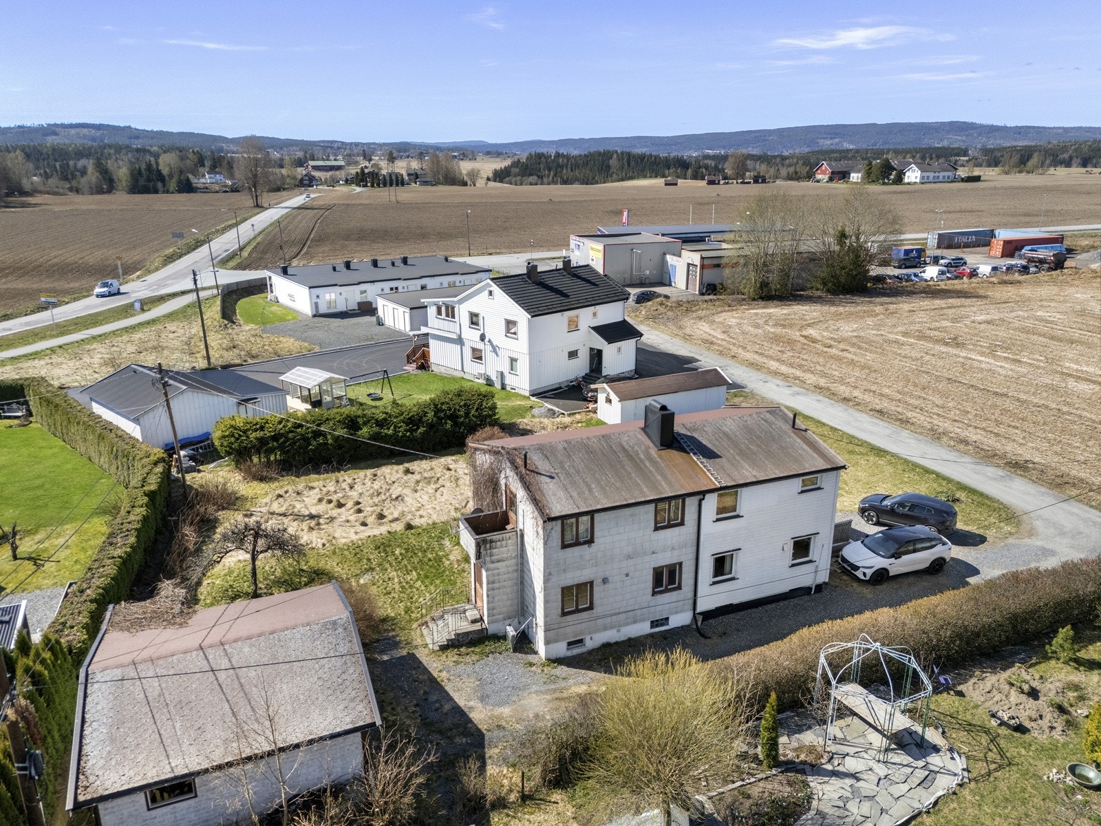 Eiendommen ligger i landlige og rolige omgivelser på Blaker i Lillestrøm kommune. Galleribilde