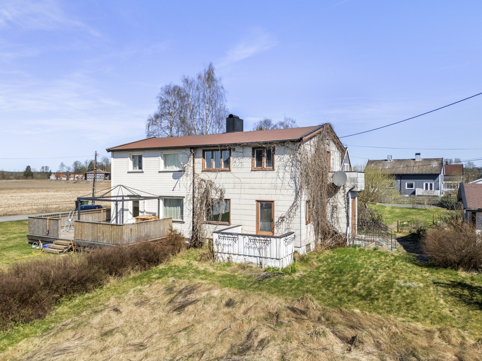 Boligen har to terrasser hvorav den ene har utgang til en terrasse på 3 m². Den er plassert over inngangspartiet og gir en fin uteplass i høyden. Galleribilde
