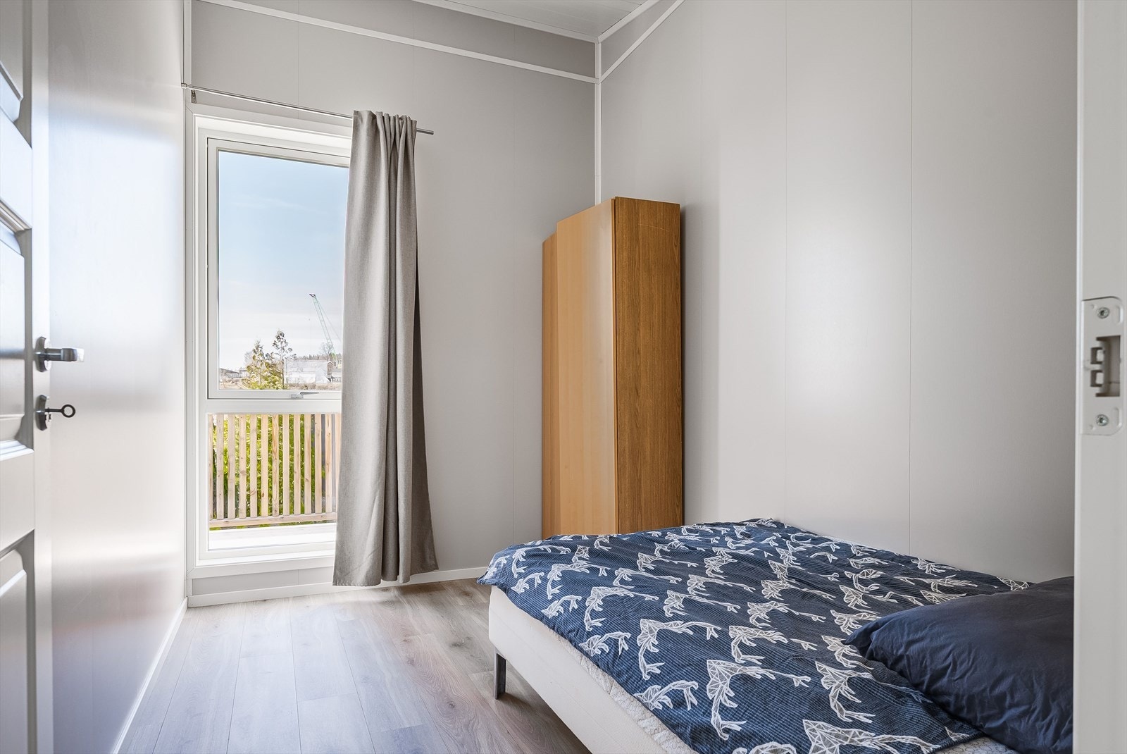 Soverom i andre etasje med god plass til seng og garderobeløsning. Galleribilde