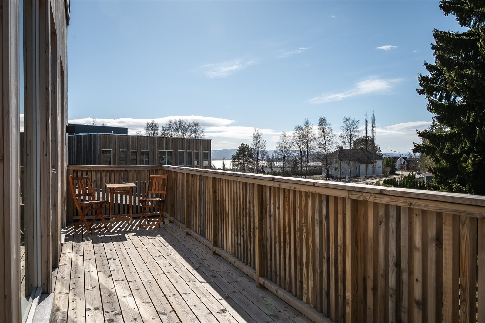 Fra takterrassen på 11 m² har man god oversikt over nærområdet. Galleribilde