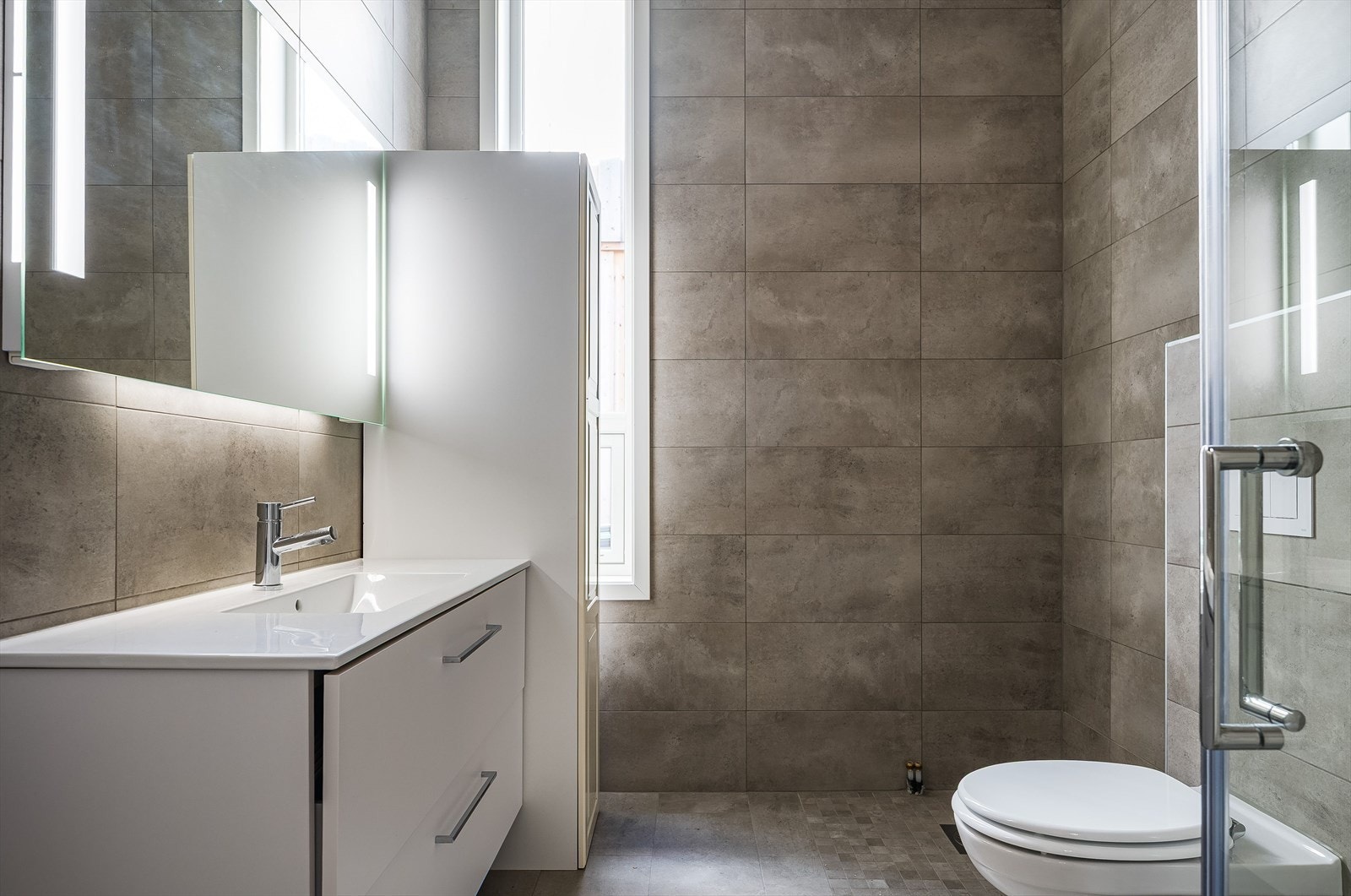 Dette badet har vindu som sikrer godt med dagslys. Galleribilde