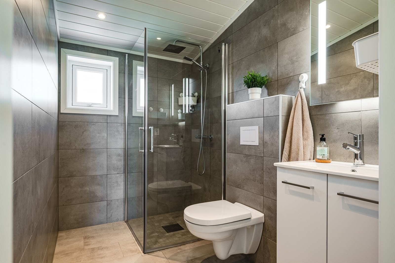 Badet i andre etasje er helfliset. Galleribilde