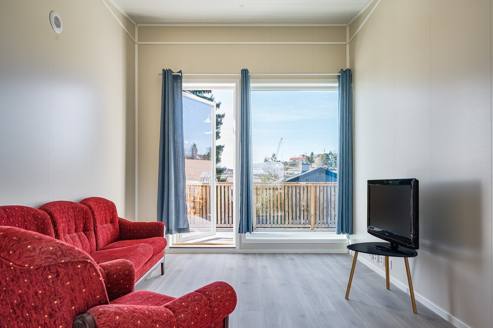 Loftstuen gir ekstra fleksibilitet, perfekt som TV-stue eller lekeareal. Utgang til takterrassen på 11 m². Galleribilde