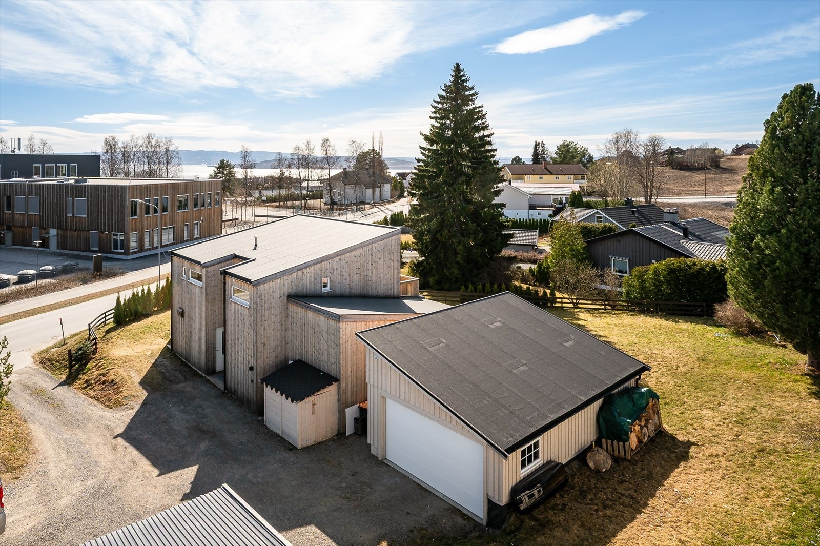 Eiendommen ligger i et etablert og barnevennlig boligområde, med Stavsberg skole som nærmeste nabo. Galleribilde