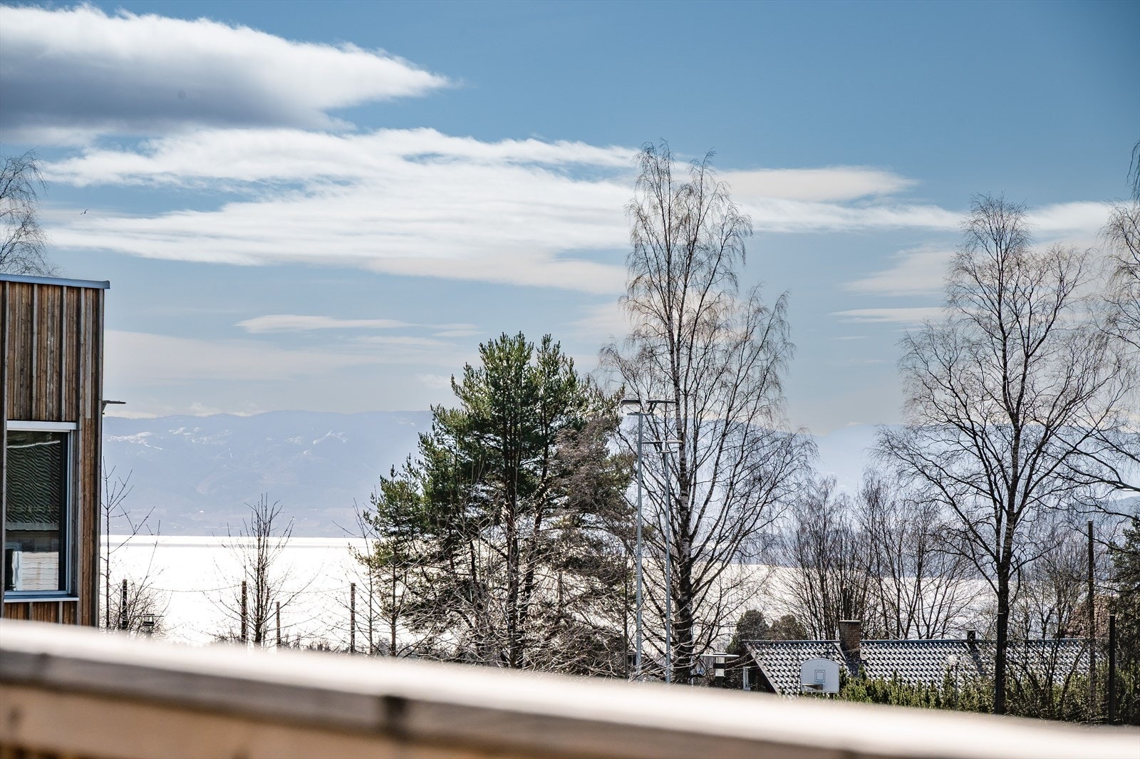 Fra terrassen er det fin utsikt til Mjøsa. Galleribilde