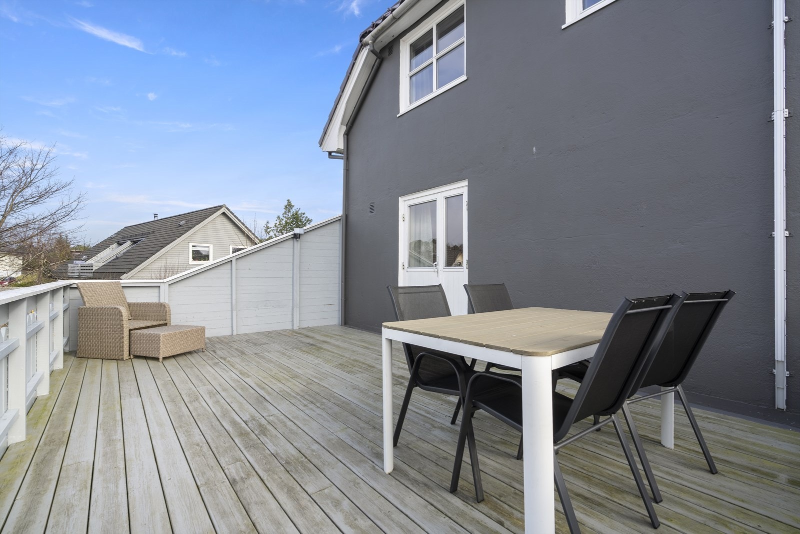 Verandaen har god plass til fleire sitjegrupper. Galleribilde