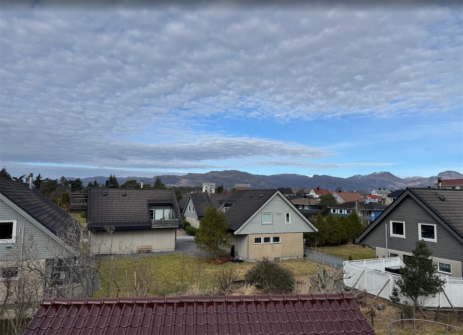 Takterrassen på 8 m² har utgang frå andre etasje og fin utsikt over nabolaget. Galleribilde