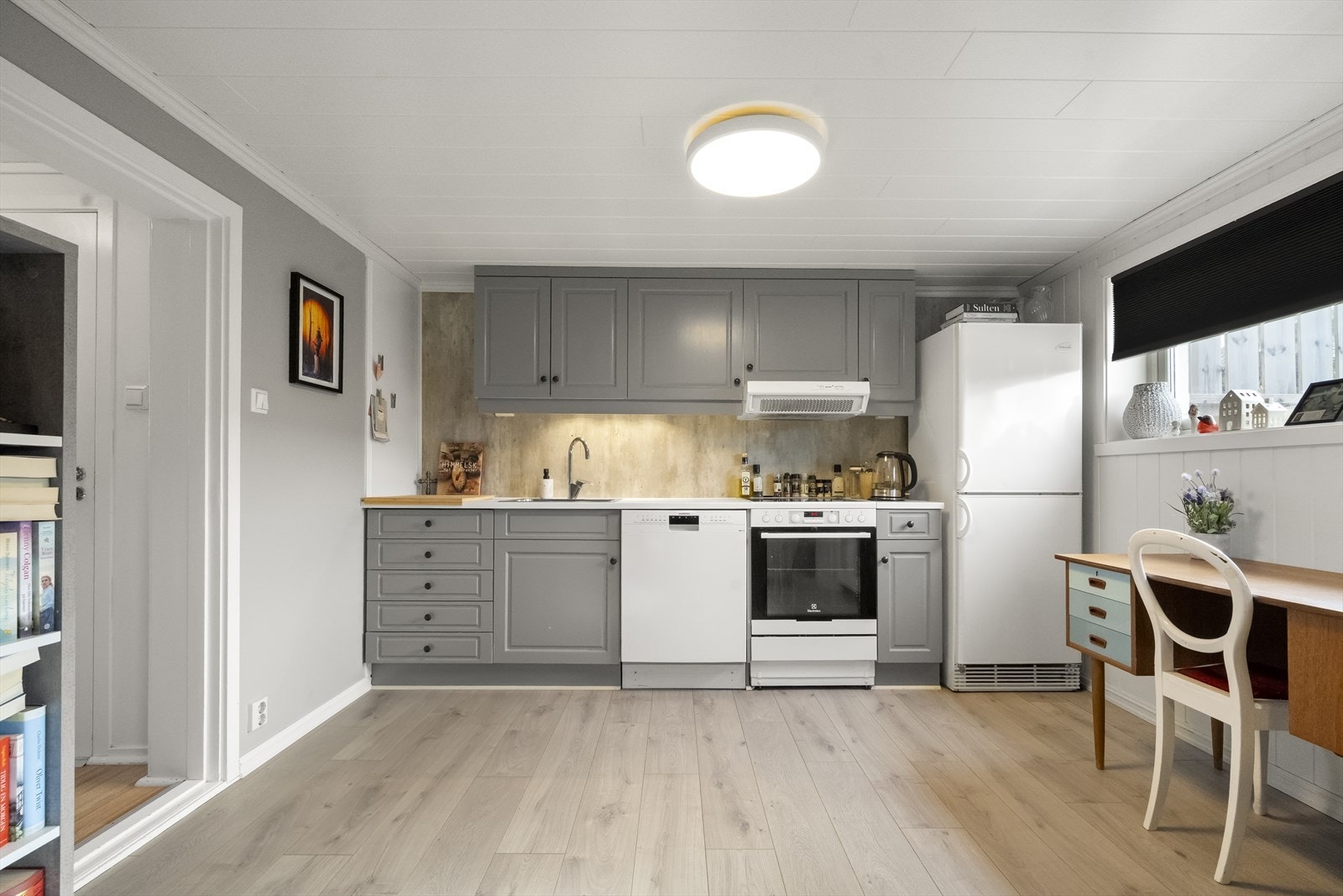 Den godkjende utleigedelen har eit funksjonelt kjøkken. Overflatene i stove og kjøkken er nye frå 2019. Galleribilde