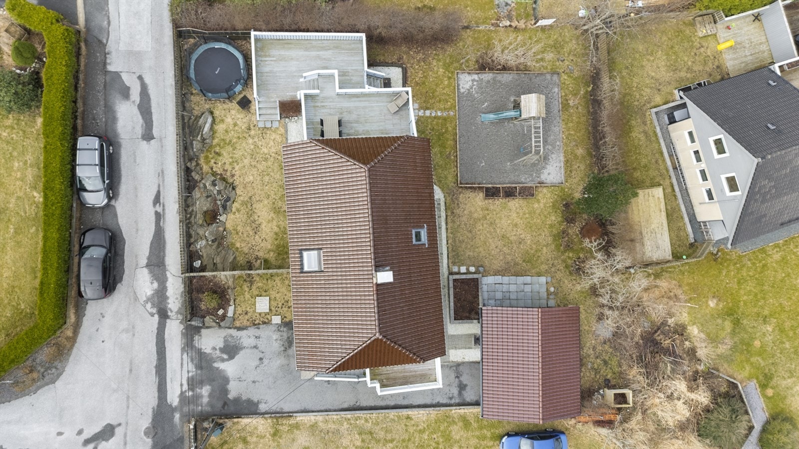 Eigedommen sett frå lufta, som viser plasseringa av bustad, garasje og hage. Galleribilde