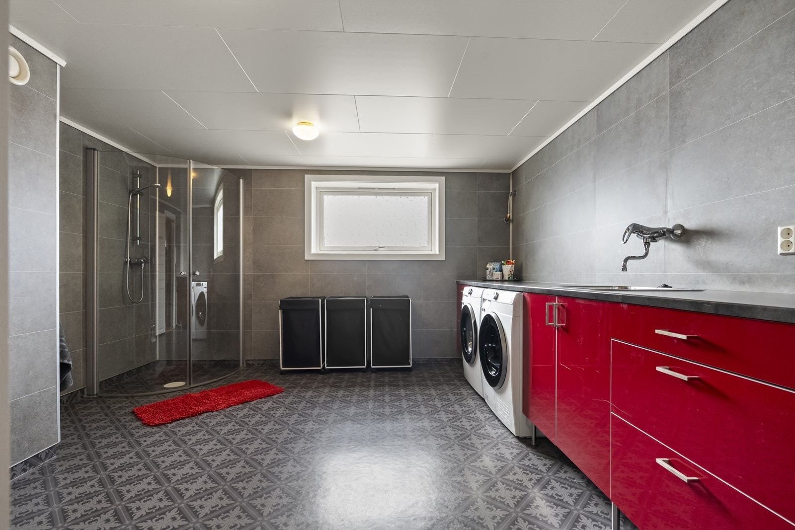 Stort vaskerom på nesten 14 m² med varme i golvet, oppgradert i 2019. Ligg praktisk til med kort veg frå hage til vaskerommet Galleribilde