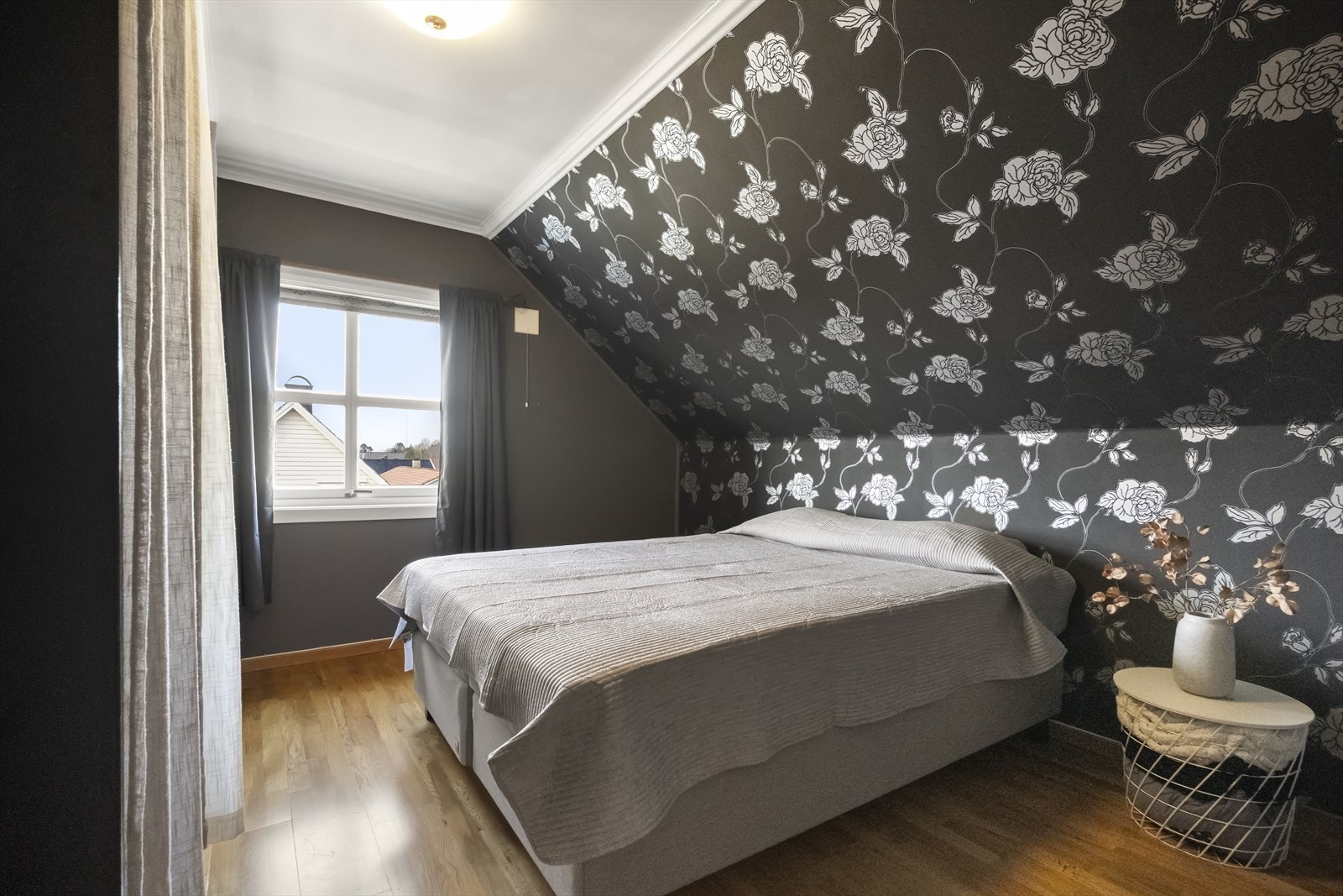 Soverom med laminatgolv og god plass til dobbeltseng. Galleribilde