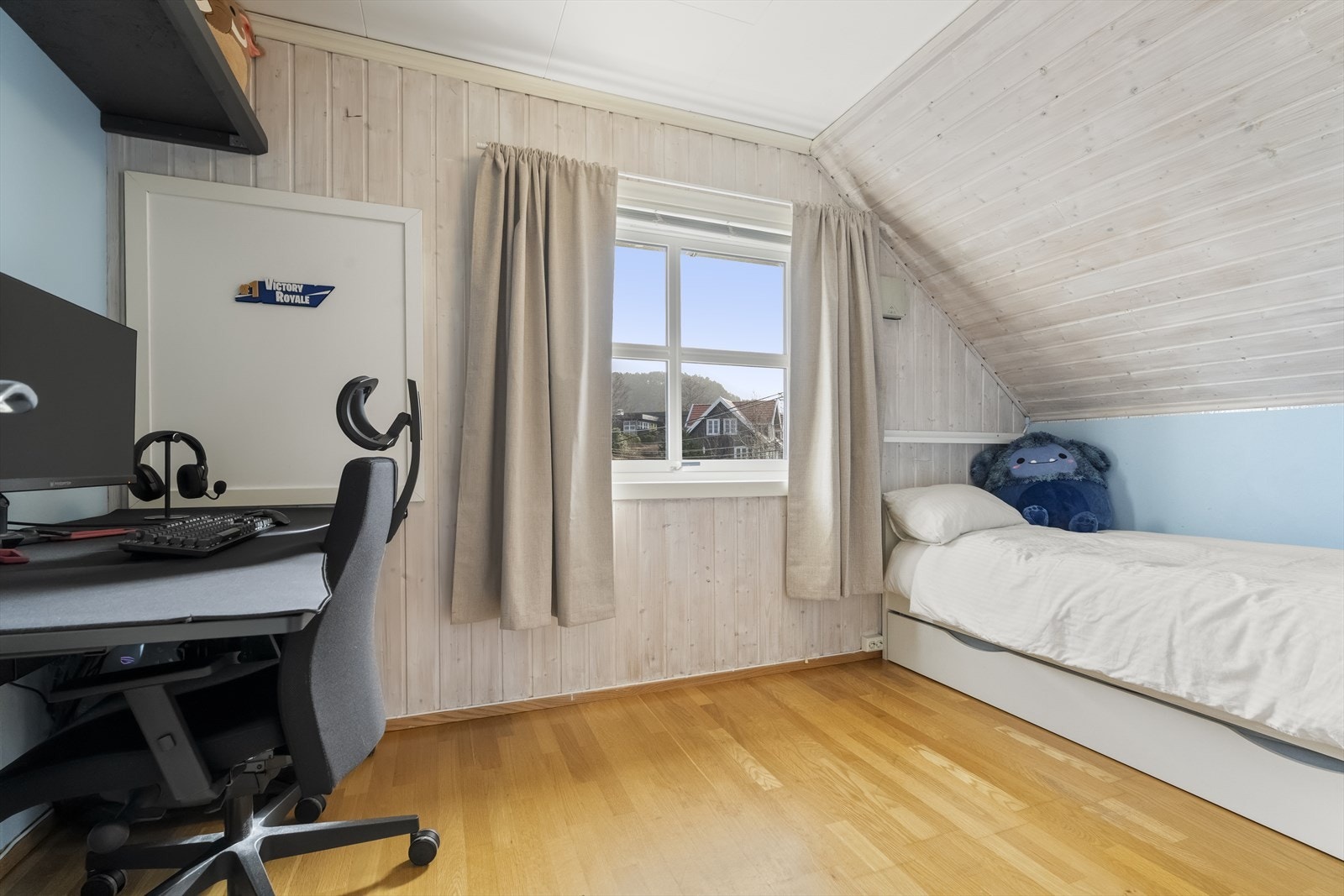Soverom med parkettgolv og panel på veggane, ideelt som barnerom eller kontor. Galleribilde