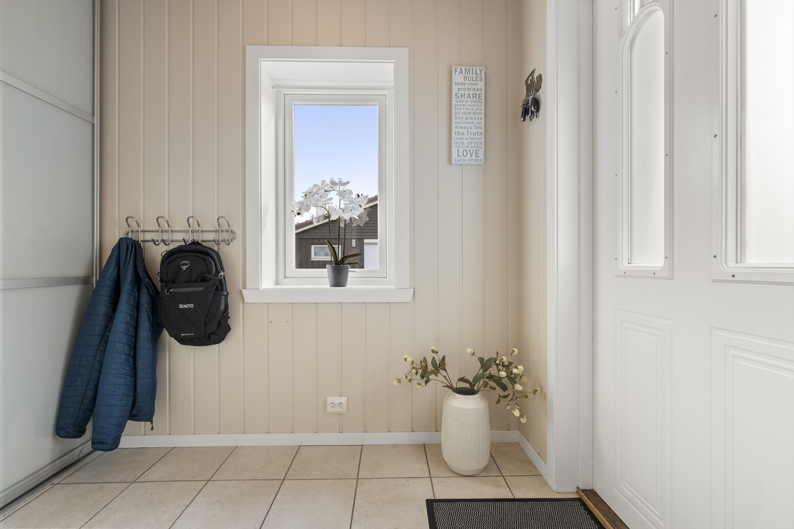 Vindfanget i første etasje har flislagt golv, smartpanel på veggane og tilgang til ein romsleg garderobe. Galleribilde