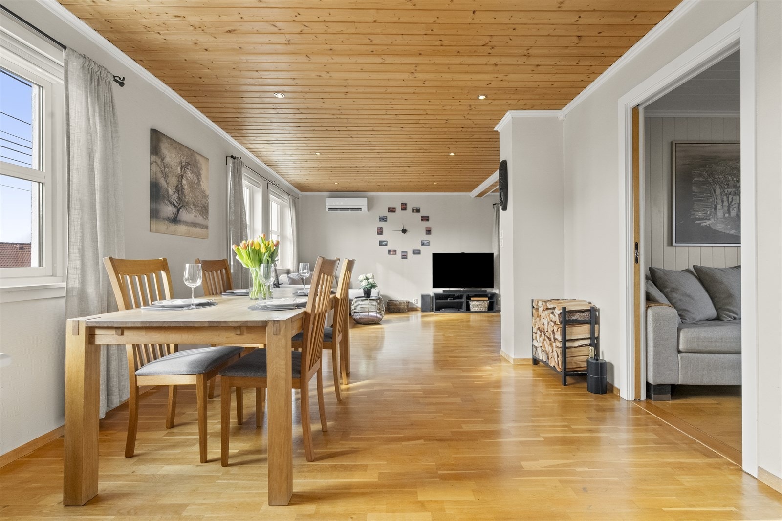 Stova er romsleg med parkett på golvet og furupanel i himlingen, noko som skaper ein lun atmosfære. Galleribilde