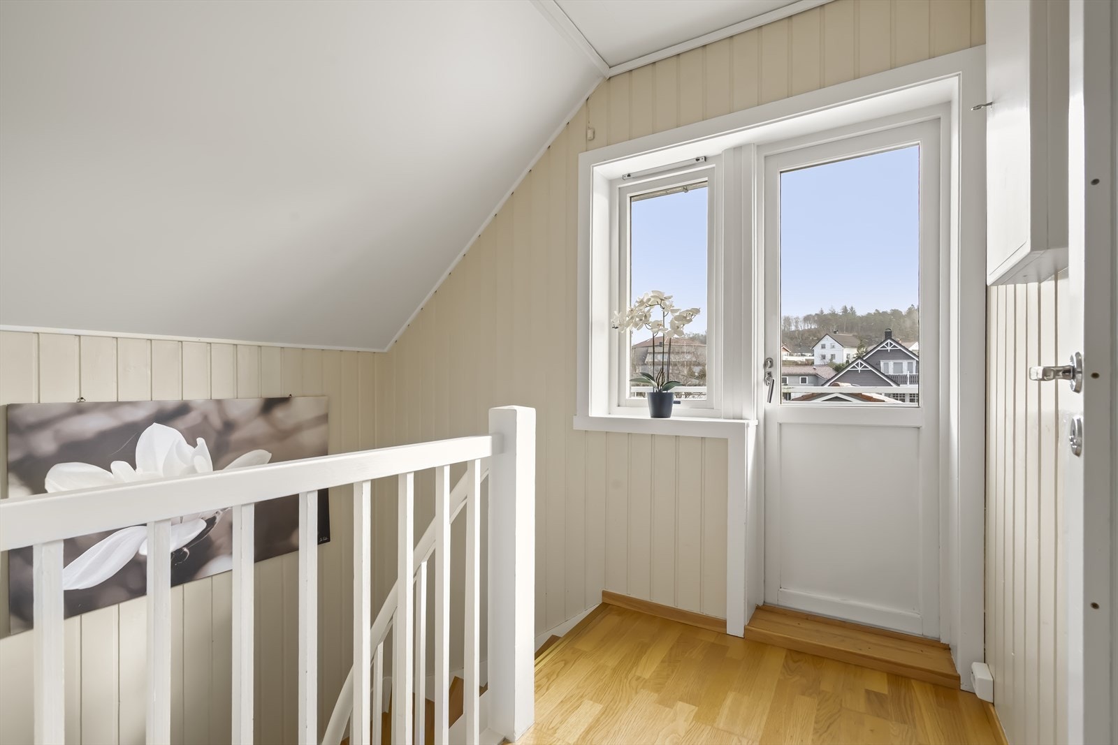 I andre etasje finn du ein gang med utgang til takterrassen. Galleribilde