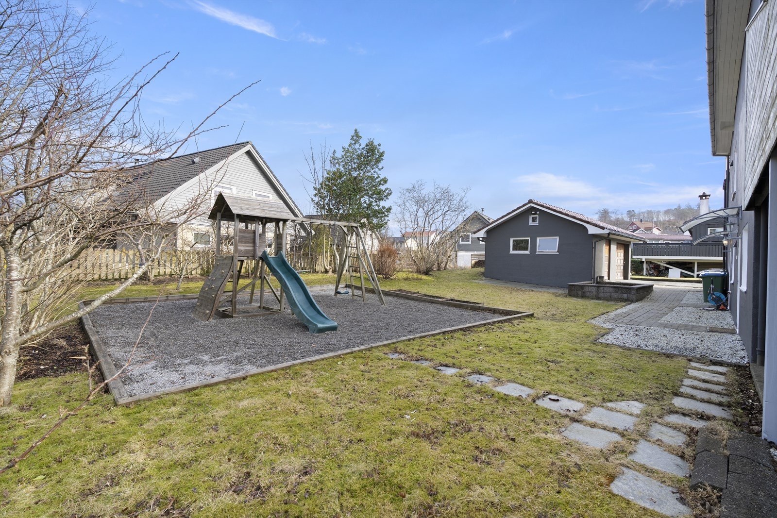 Den store hagen vart opparbeidd i 2020 og har rikeleg med plass for leik og aktivitet. Galleribilde