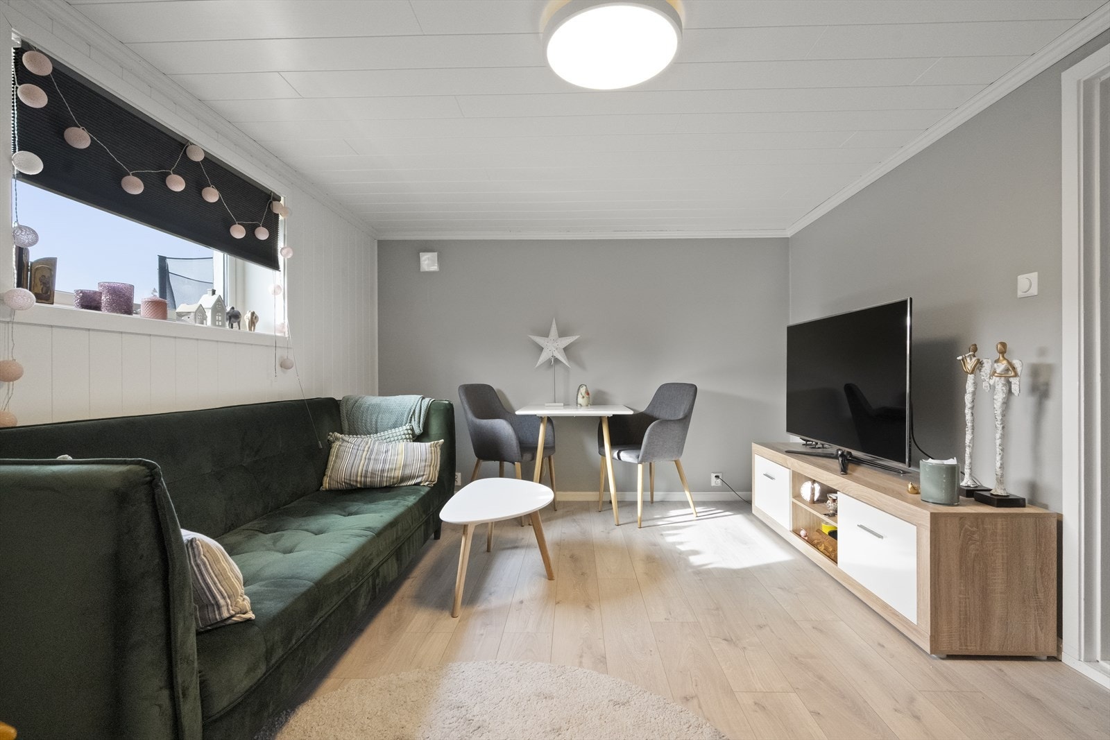 Stova i utleigedelen har laminatgolv og plass til både sitjegruppe og spisebord. Galleribilde
