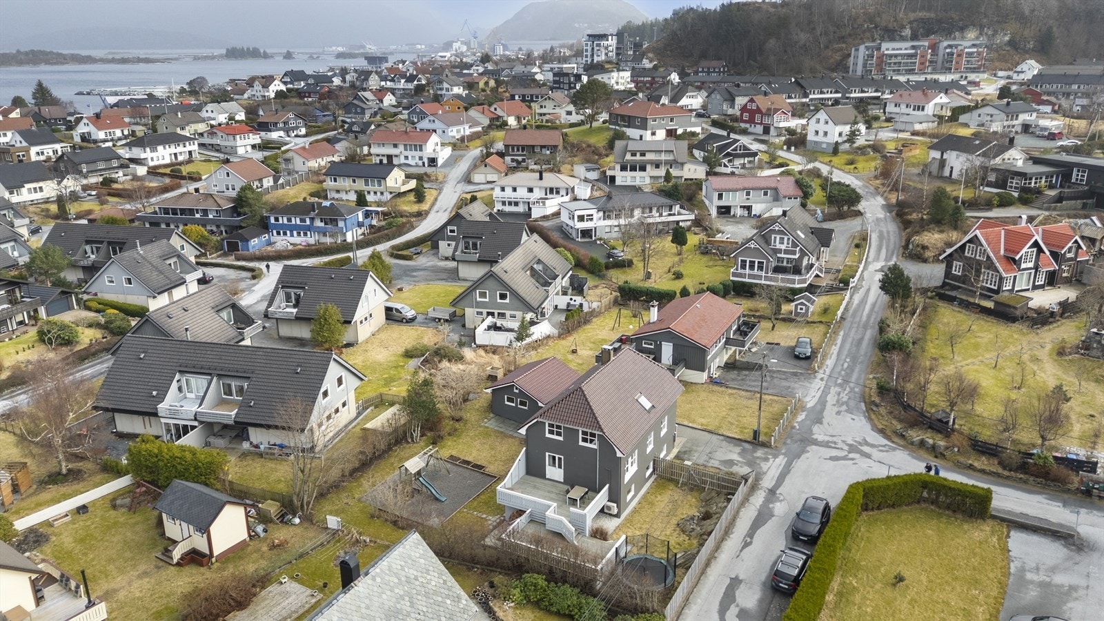 I den fine usjenerte hagen er det både frukttrær og bærbusker. Eit heilt eige leikeområde til barna. Galleribilde