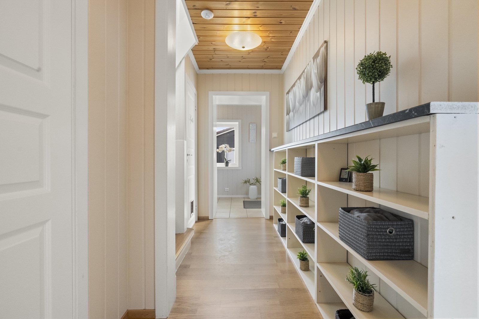 Frå vindfanget kjem du inn i ein gang med laminatgolv. Dei fleste innerdørene i etasjen er nye frå 2020. Galleribilde