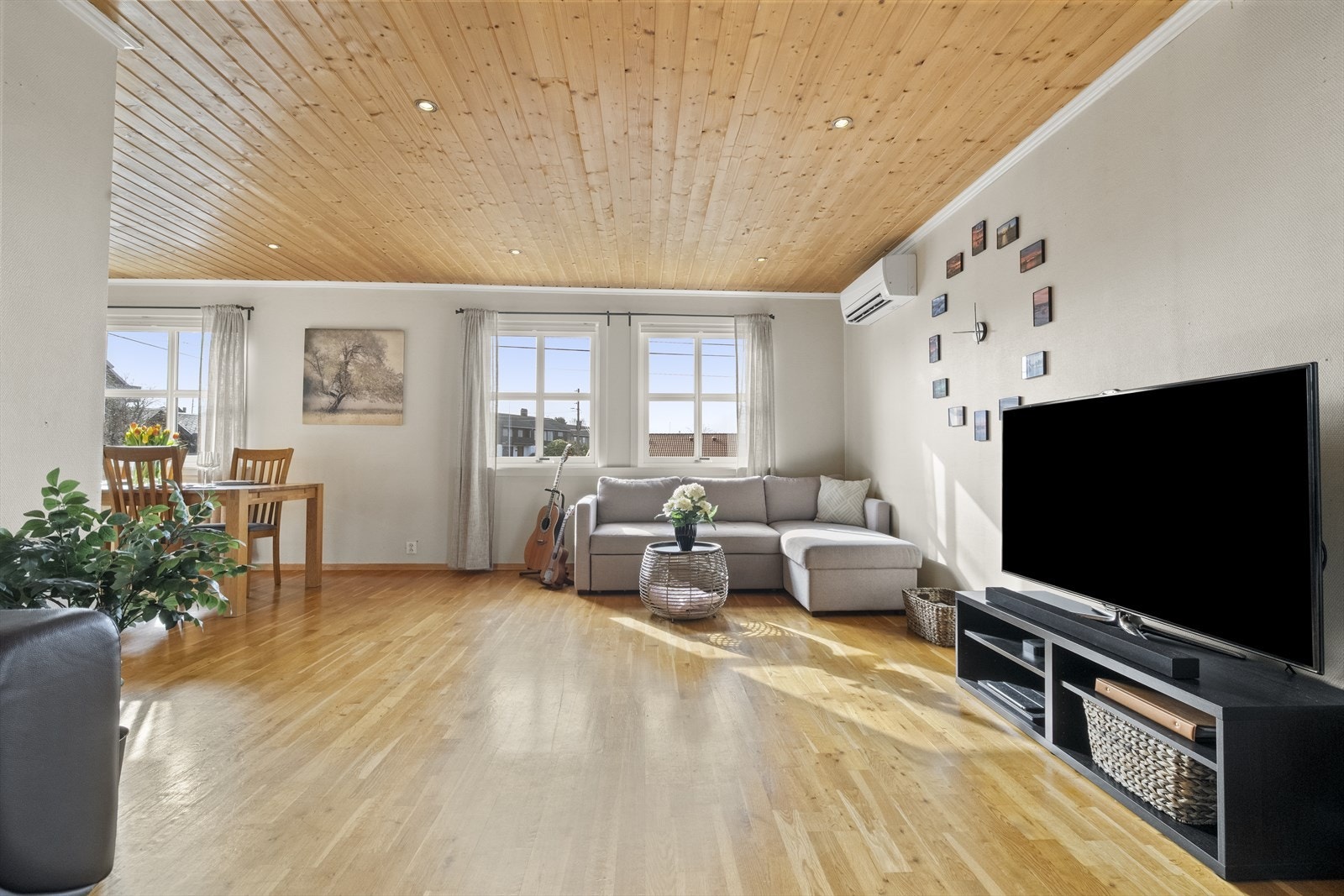 Stova har fleire soner, med god plass til både sofagruppe og spisebord. Galleribilde