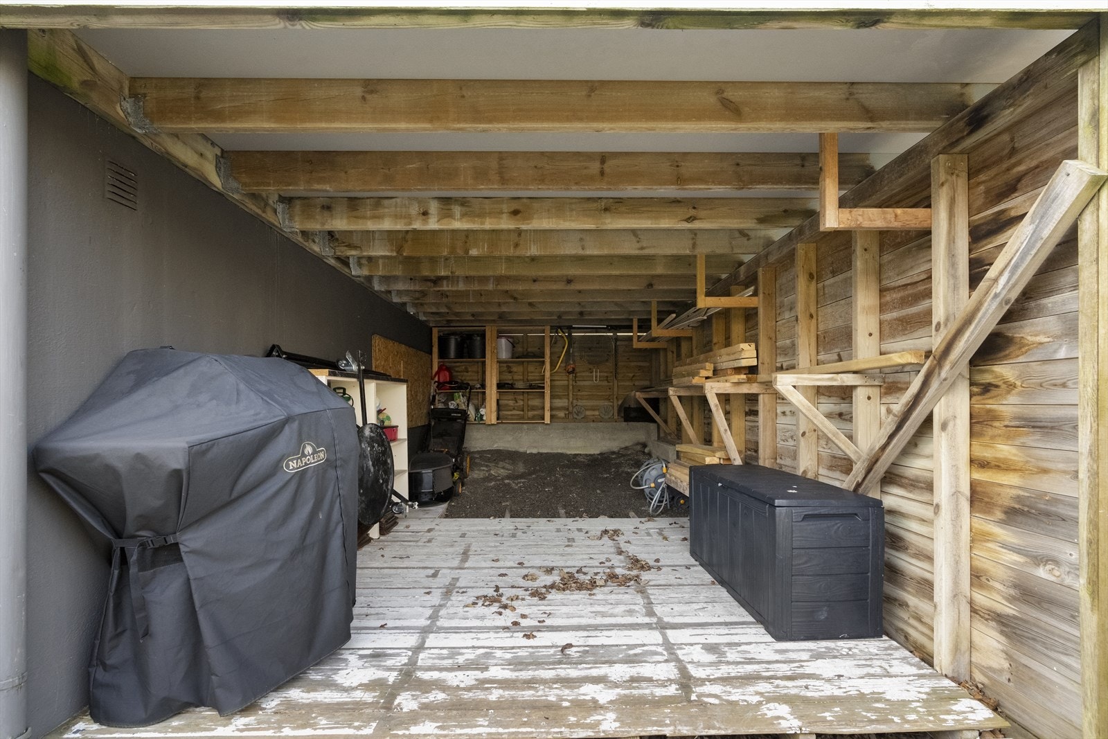 Praktisk, overbygd lagringsplass under verandaen. Galleribilde