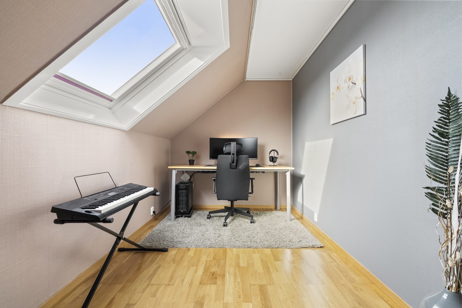 Soverom her innreidd som heimekontor. Takvindauge frå Velux (2012) gir godt lys. Galleribilde