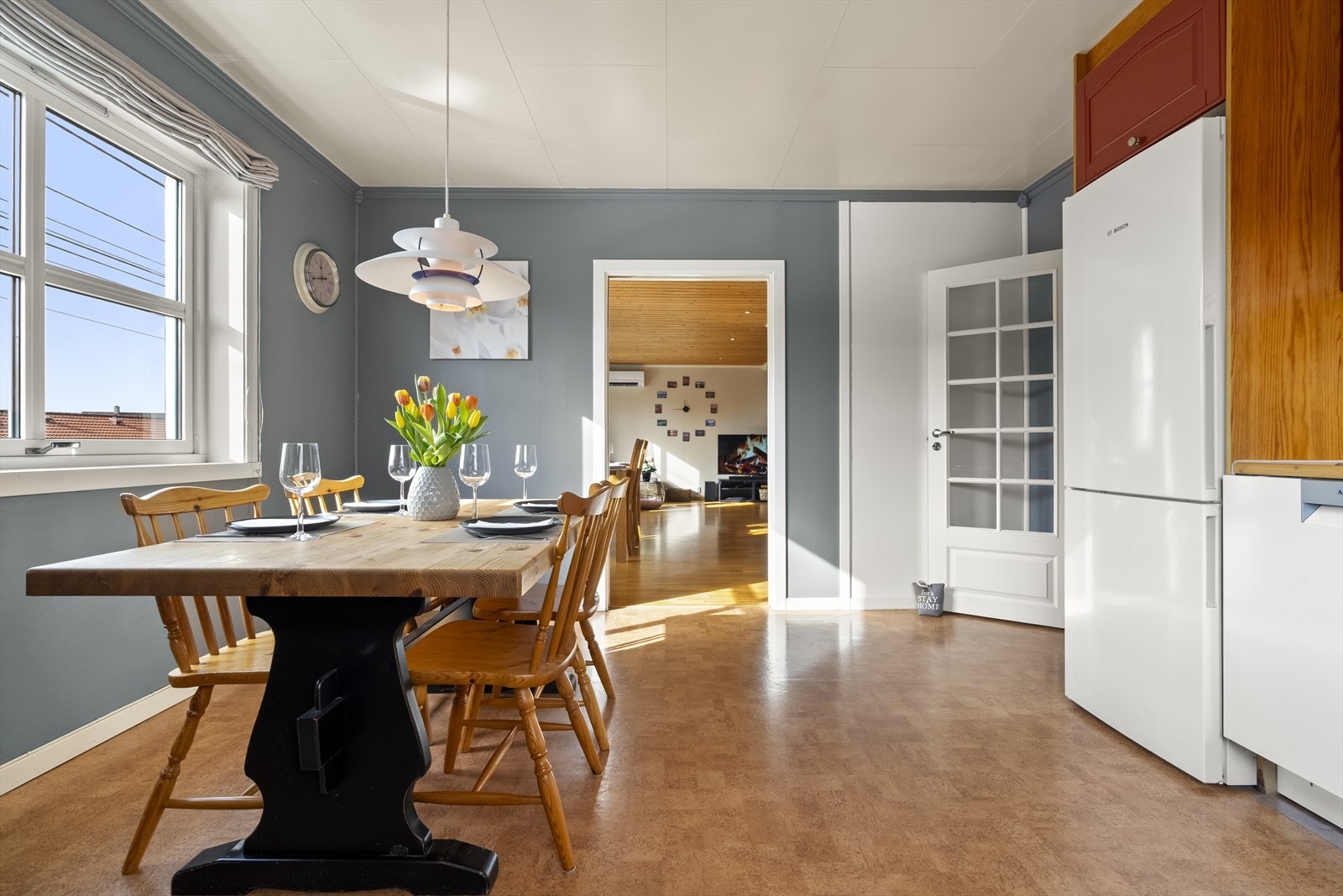 Frå kjøkkenet er det enkel tilgang til stova, noko som gjer det sosialt og praktisk. Galleribilde