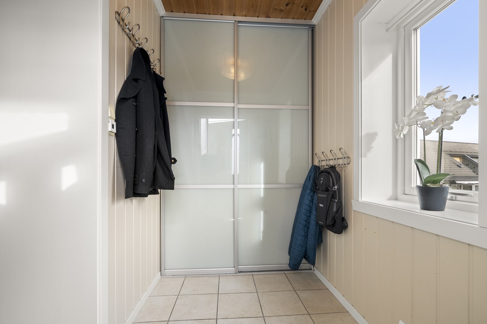 Ein praktisk skyvedørsgarderobe i vindfanget gir god plass til oppbevaring av yttertøy og sko. Galleribilde