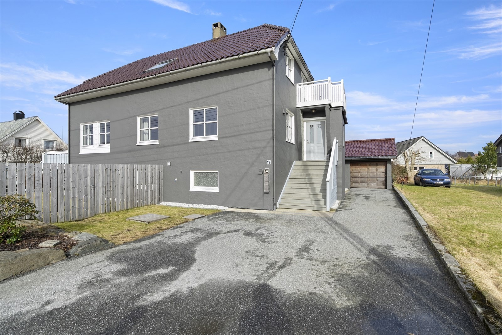 Eigedommen har ein nyleg måla fasade (2025) og asfaltert innkøyrsel frå 2014 med gode parkeringsmoglegheiter. Galleribilde