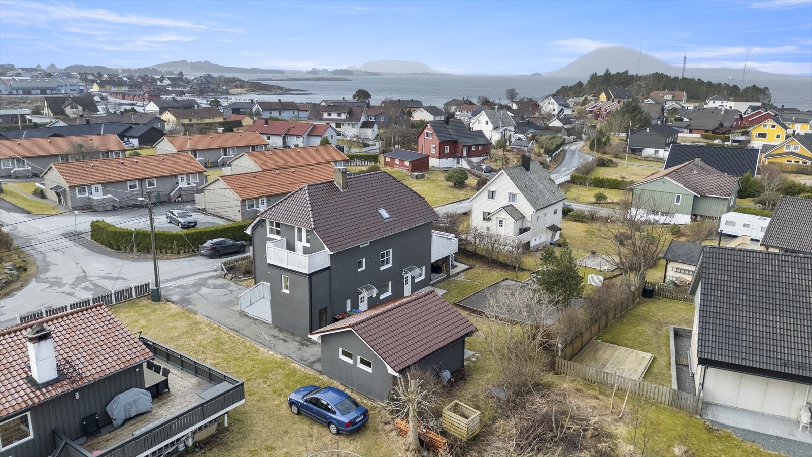 Eigedommen ligg i eit roleg og etablert bustadområde på Havreneset. Galleribilde