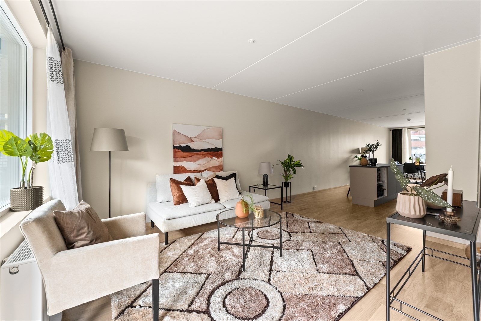 Stor og lys stue med moderne preg og store vindusflater som slipper inn rikelig med dagslys. Galleribilde