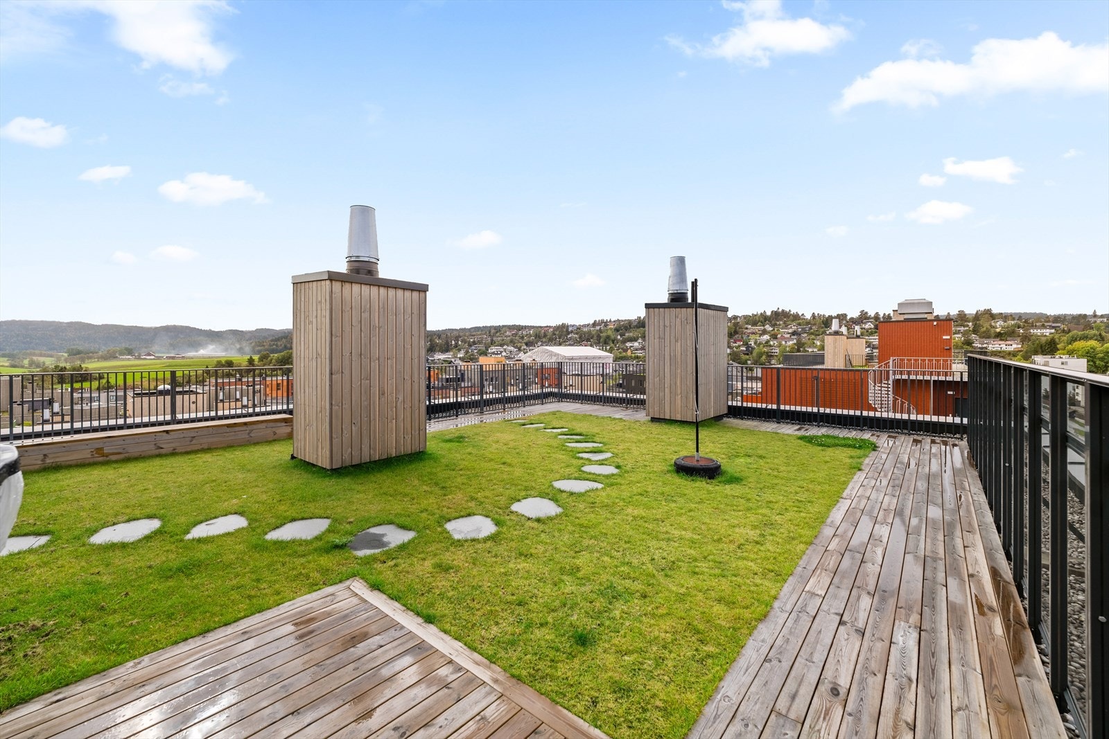 Felles takterrasse med flott utsikt og gode solforhold - et hyggelig uteområde for beboerne i borettslaget. Galleribilde