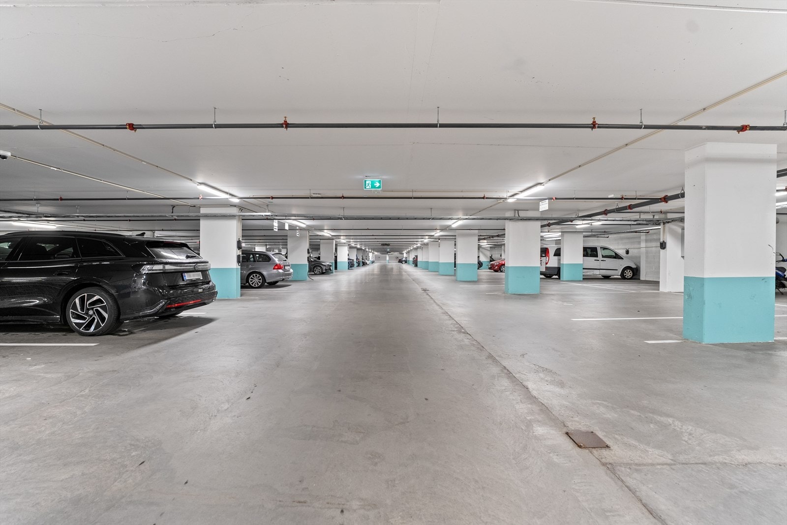Parkering i garasjeanlegg. Galleribilde