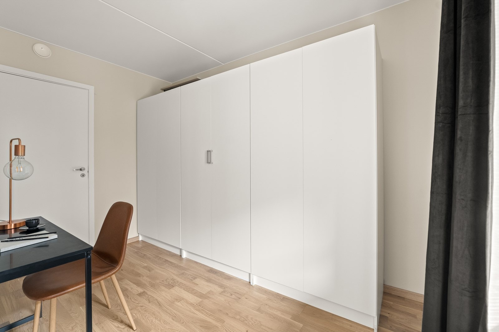 Praktisk soverom med mange bruksområder - perfekt for både små og store behov. Galleribilde