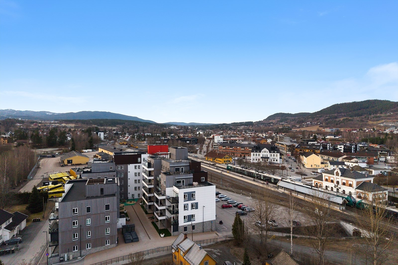 Du finner gode dagligvare, vinmonopol, apotek, café og serveringssteder i gangavstand fra leiligheten. Galleribilde