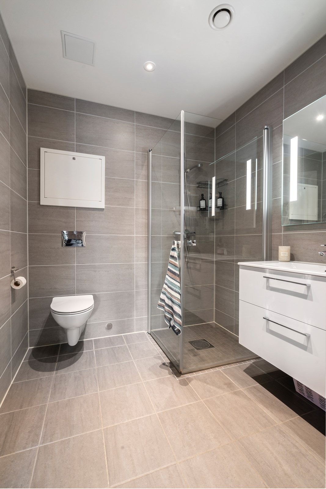 Badet har downlights i himlingen, flislagt gulv og er utstyrt med elektriske varmekabler. Galleribilde