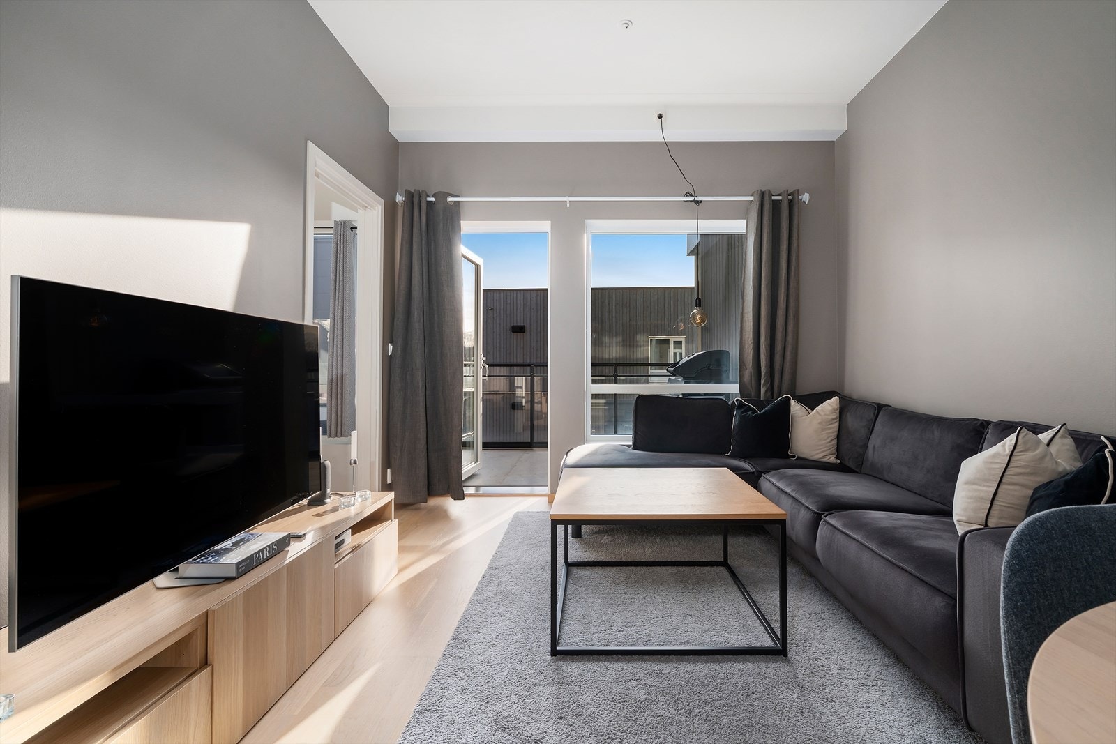 Vinduene slipper inn godt med naturlig lys, som gir rommet en luftig og åpen følelse. Galleribilde