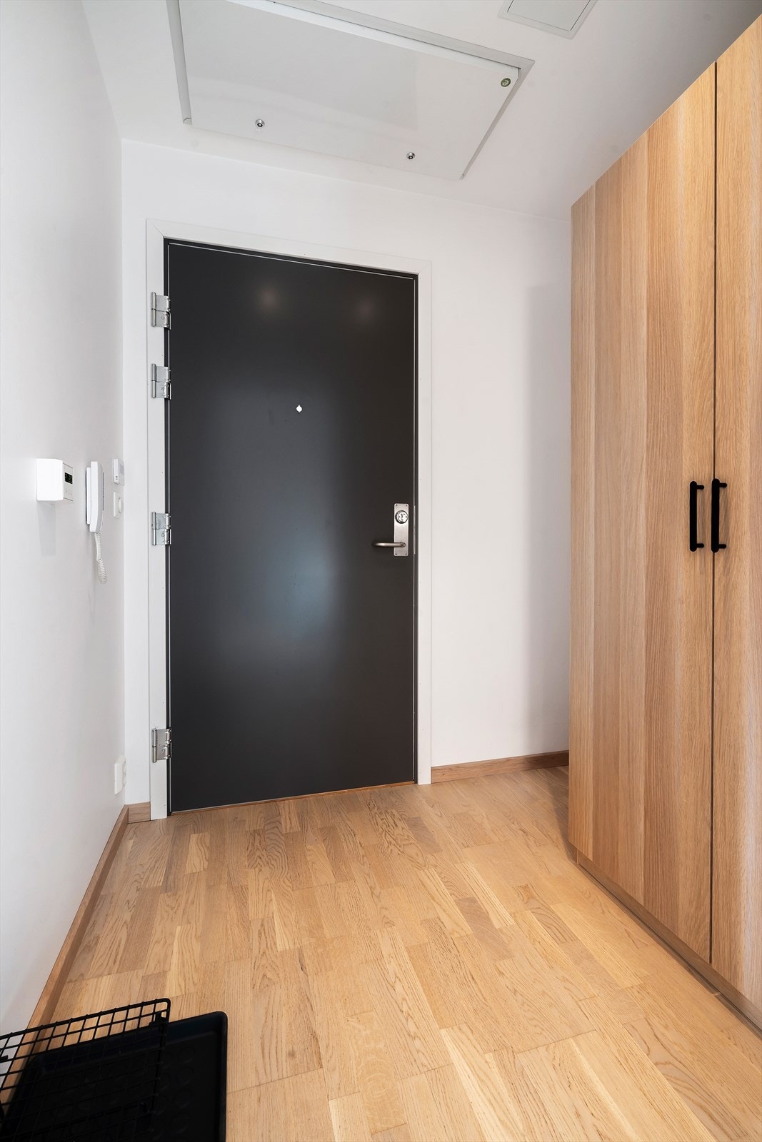 Velkommen inn til entréen med plass til oppheng av yttertøy og til å sette ifra seg sko. Galleribilde