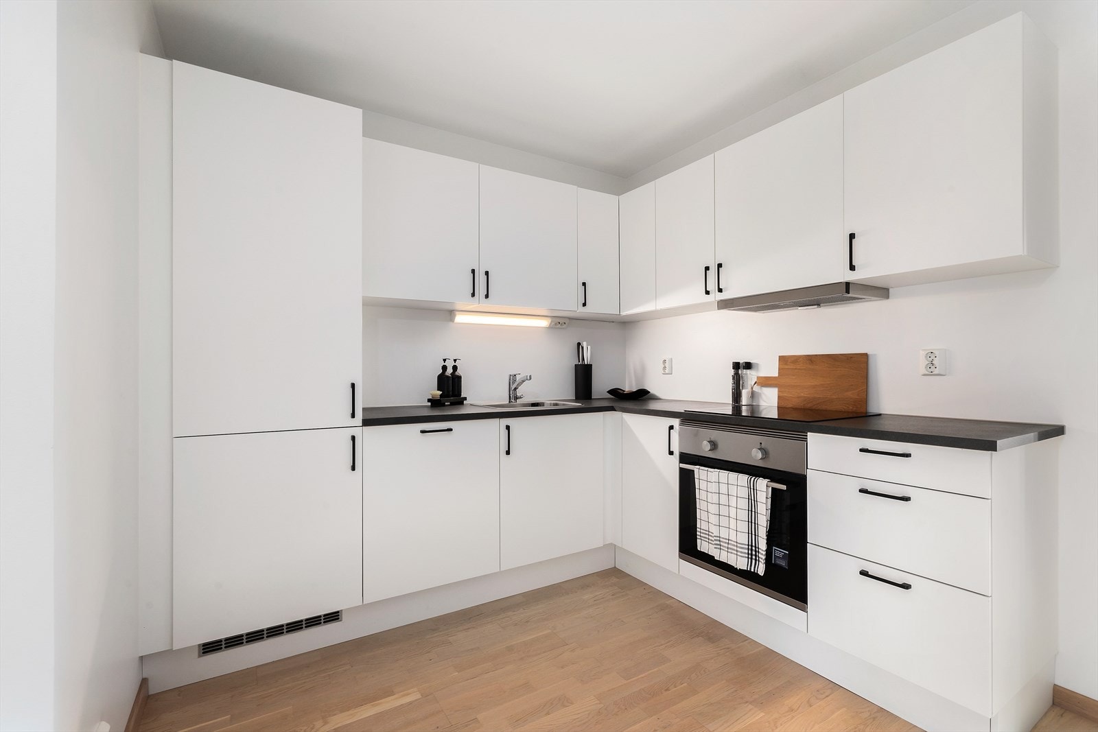 Det er kjøl/fryseskap, oppvaskmaskin, komfyr, induksjonstopp, vannstoppsystem og komfyrvakt. Hvitevarer er av merke Electrolux. Galleribilde