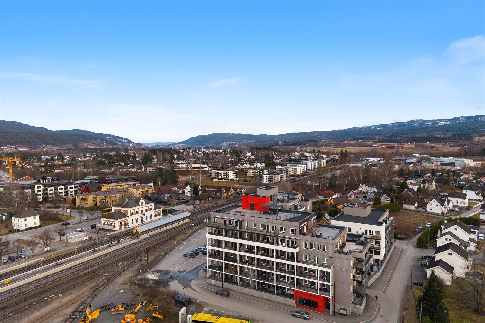 Umiddelbar nærhet til Hokksund togstasjon og busstasjon med hyppige avganger. Galleribilde