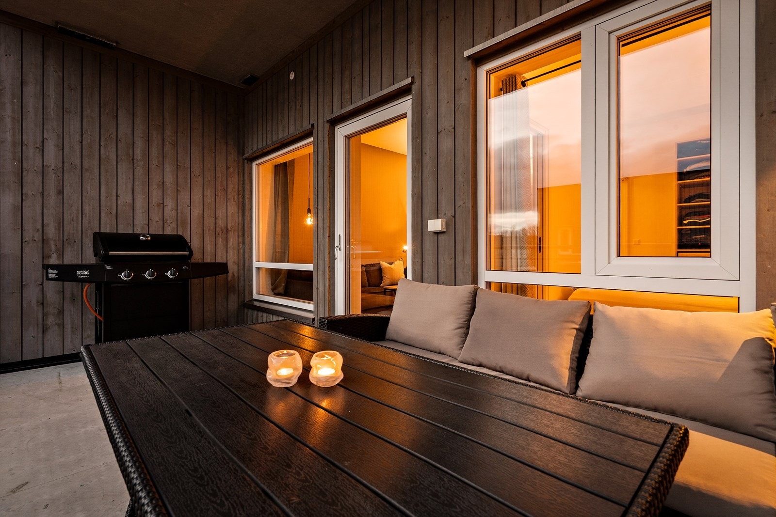Her er det fint plass til både sittegruppe og grill. Galleribilde
