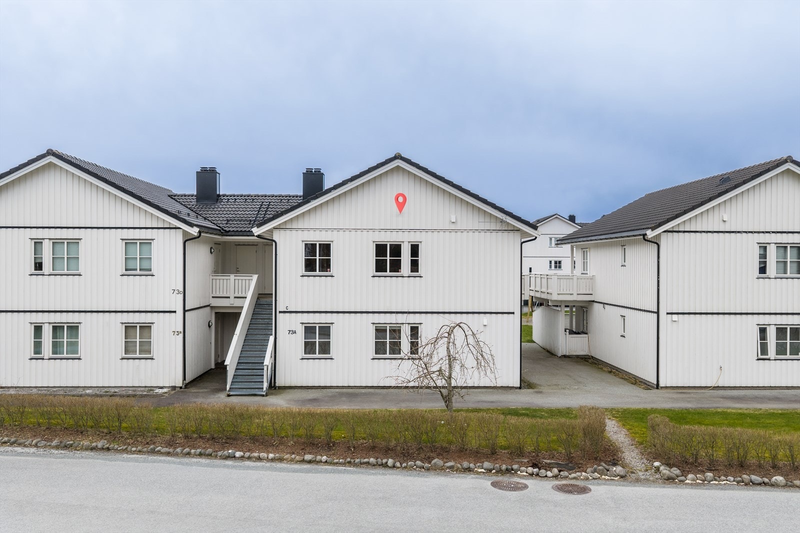 Leiligheten ligger i 2. etasje i en vertikal- og horisontaldelt firemannsbolig oppført i 2008. Til leiligheten følger utvendig bod ved entré, samt parkering i felles carportanlegg. Galleribilde