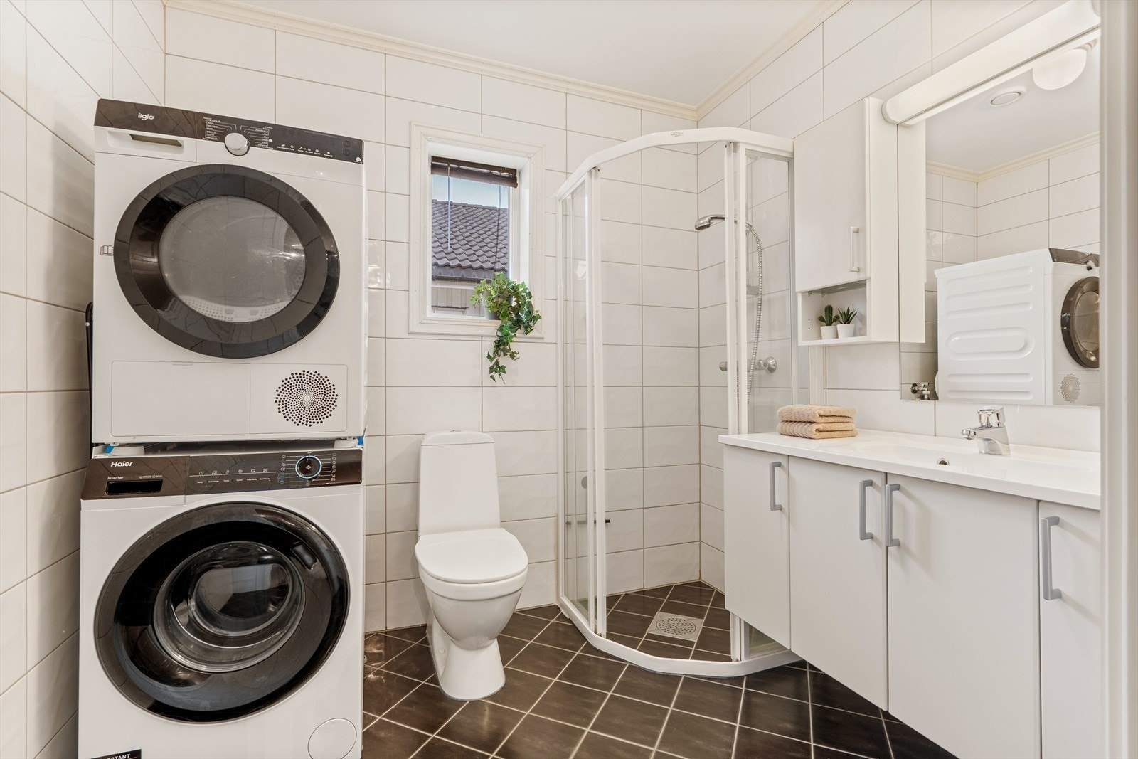 Opplegg for vaskemaskin og tørketrommel på det ene badet. Galleribilde