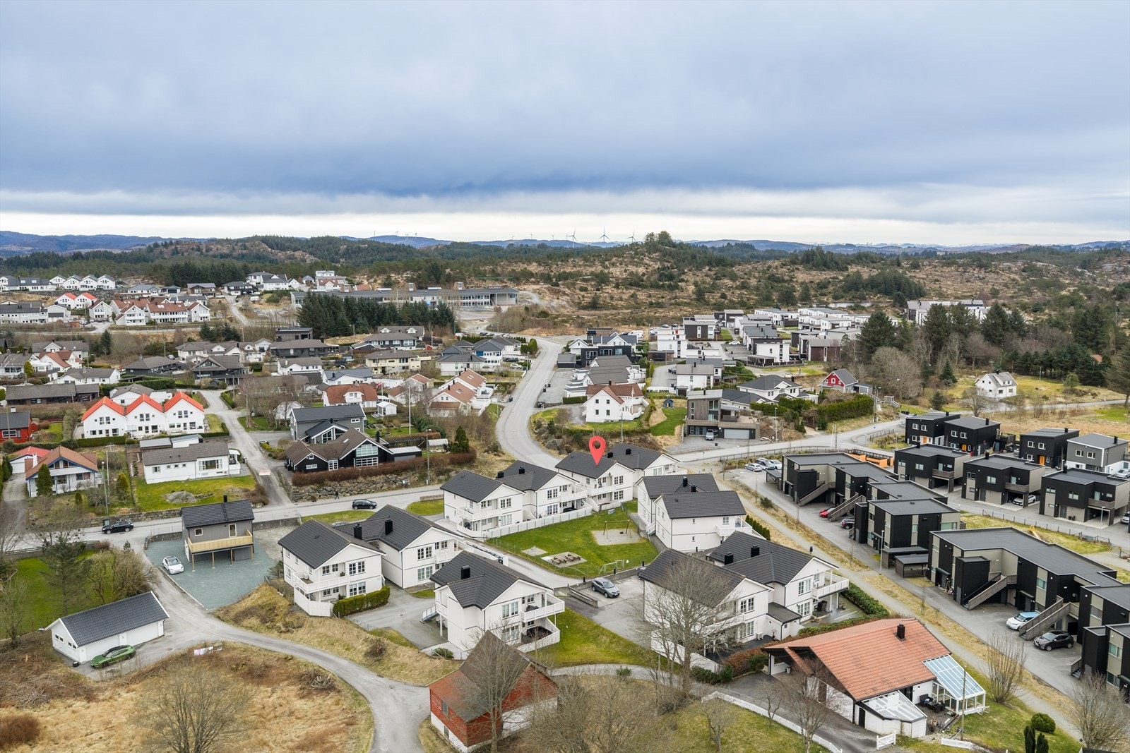Innen kort avstand har man et stort utvalg av flotte turområder. Både lette ruter som er godt egnet for små barn, samt mer utfordrende treningsturer i skog og mark. Området er landlig samtidig som man har korte avstander til alt man trenger i det daglige. Galleribilde